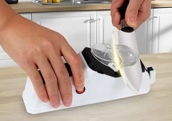 Pessoa utilizando o afiador elétrico