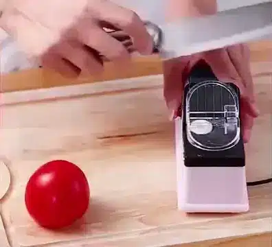 Teste do afiador elétrico com faca de cozinha
